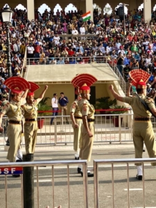 Gardes pendant la cérémonie de la relève de la garde à Amritsar en Inde