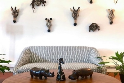 Salon de l'agence de voyage HappyFew avec une décoration Africaine