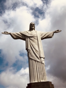 Statue du Christ Redempteur sur le relief du Corcovado au Brésil