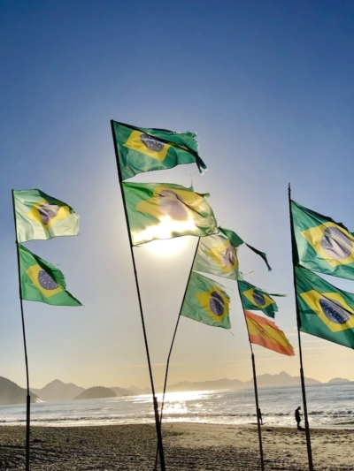 Drapeau du Brésil sur la plage