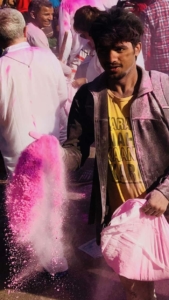 Homme avec poudre colorée pendant la Holi en Inde